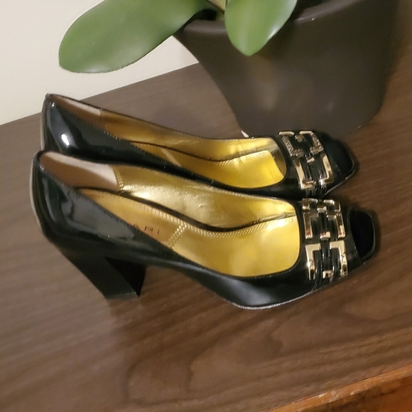 Tahari Black  shiny patent leather open toe shoes size 6M - Picture 3 of 14
